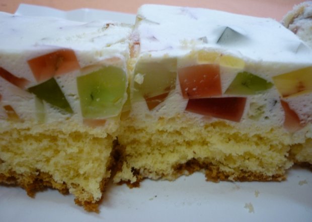 Fotografia przedstawiająca Ciasto biszkoptowe z kolorową galaretką