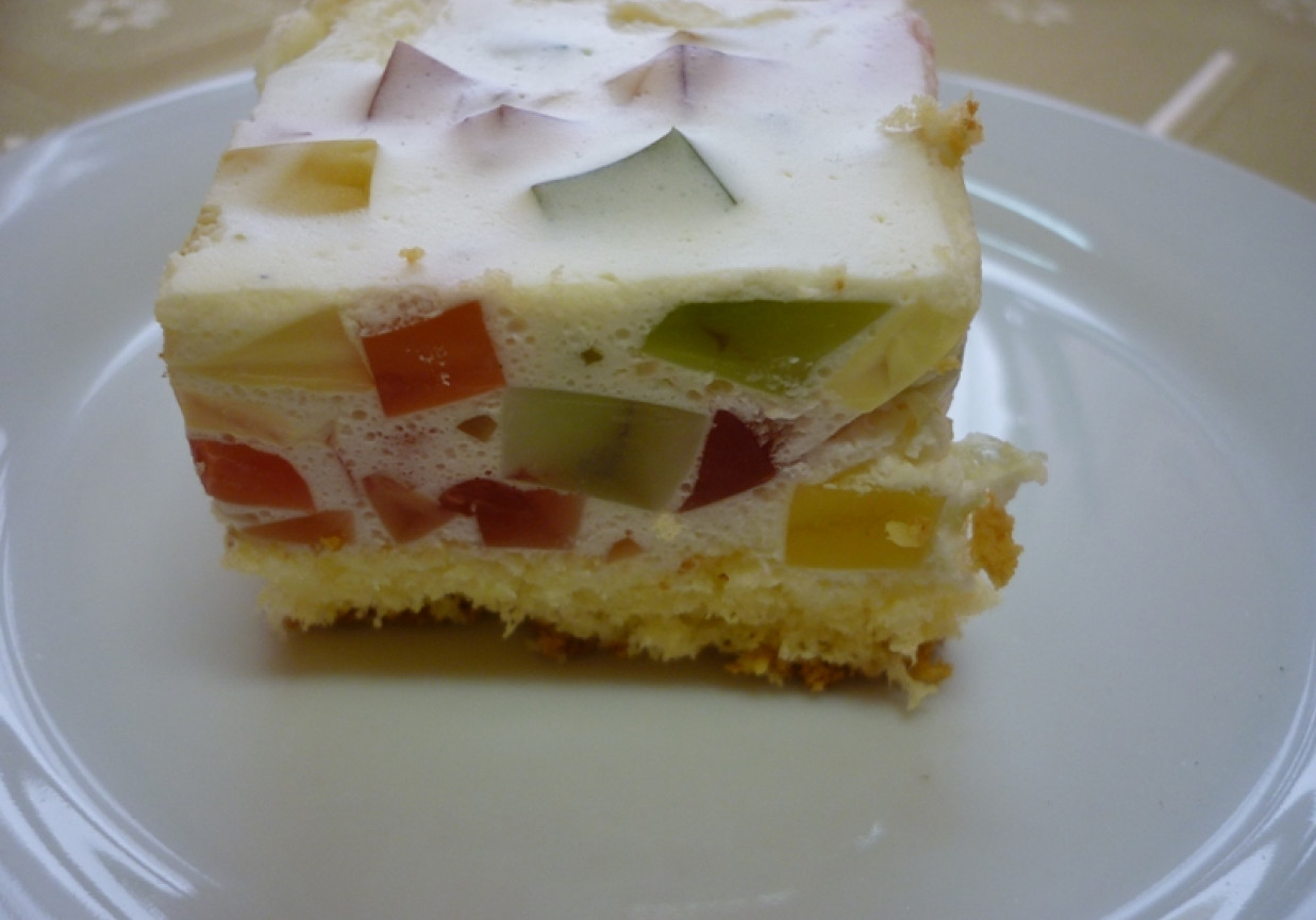 Ciasto biszkoptowe z kolorową galaretką foto