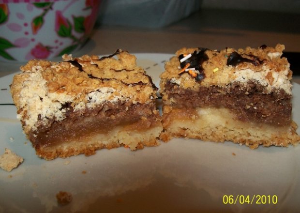 Fotografia przedstawiająca Ciasto biszkoptowe z kremem czekoladowym