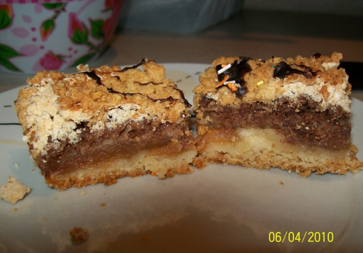 Ciasto biszkoptowe z kremem czekoladowym foto
