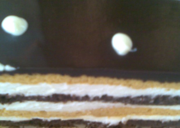 Fotografia przedstawiająca Ciasto biszkoptowe z kremem i czekoladą