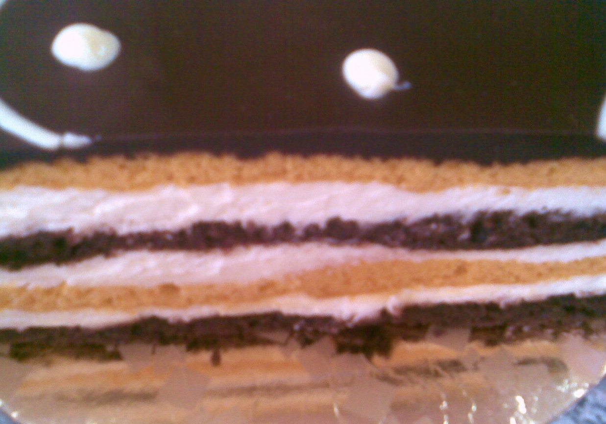 Ciasto biszkoptowe z kremem i czekoladą foto