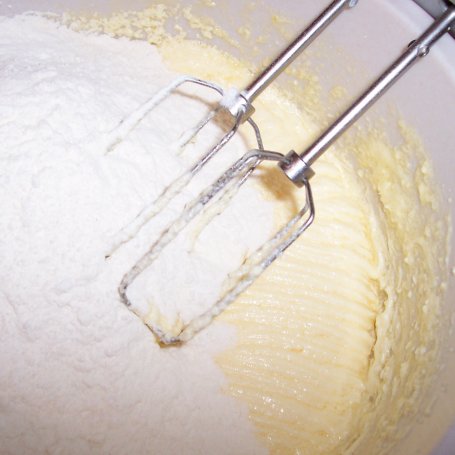 Krok 1 - Ciasto biszkoptowe z kremem truskawkowym foto