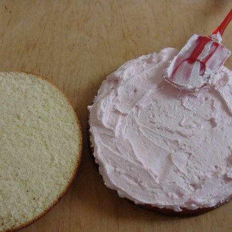 Krok 3 - Ciasto biszkoptowe z kremem truskawkowym foto