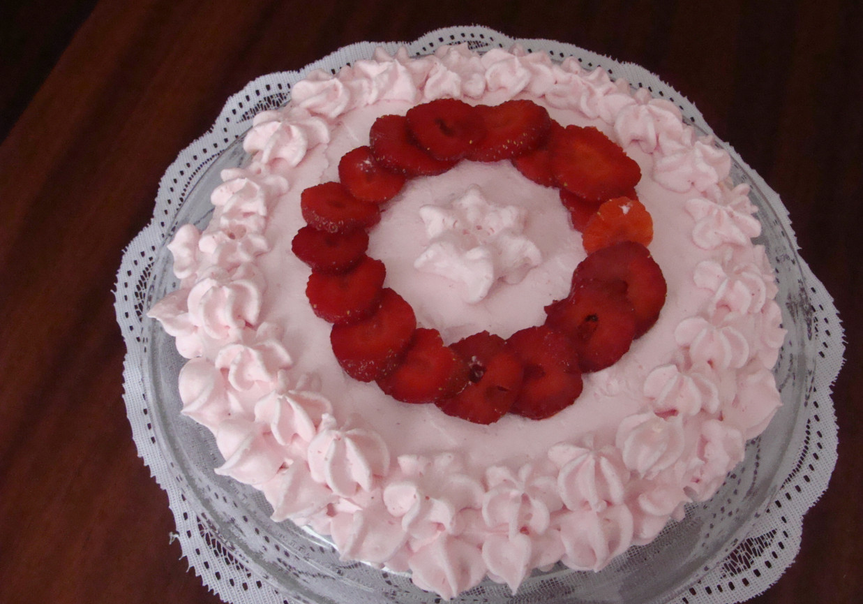 Ciasto biszkoptowe z kremem truskawkowym foto