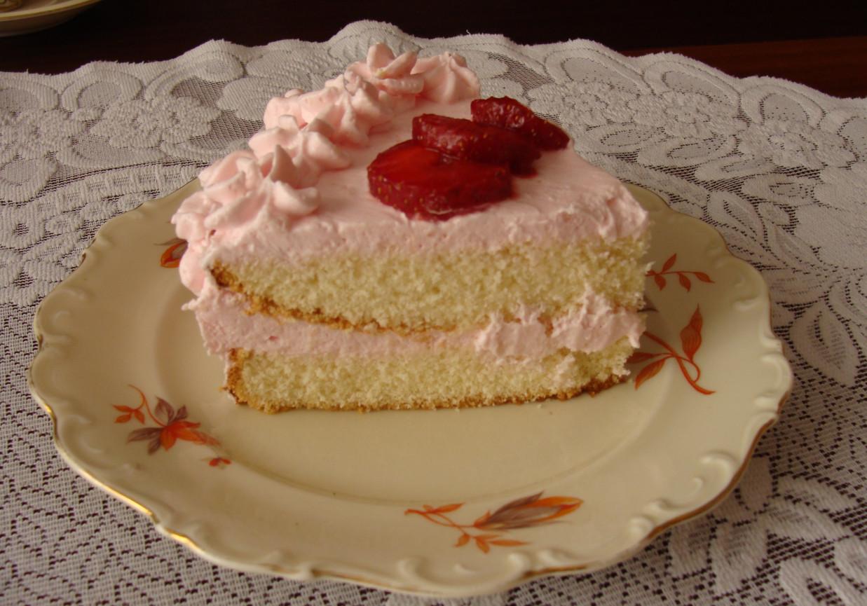 Ciasto biszkoptowe z kremem truskawkowym foto