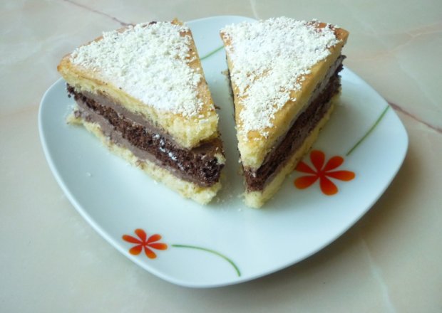 Fotografia przedstawiająca Ciasto biszkoptowe z masą czekoladową