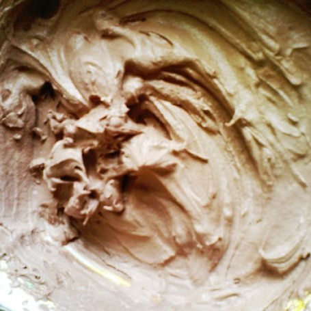 Krok 1 - Ciasto biszkoptowe z masą kakaową i migdałami foto