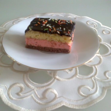 Krok 5 - Ciasto biszkoptowe z masą truskawkową foto