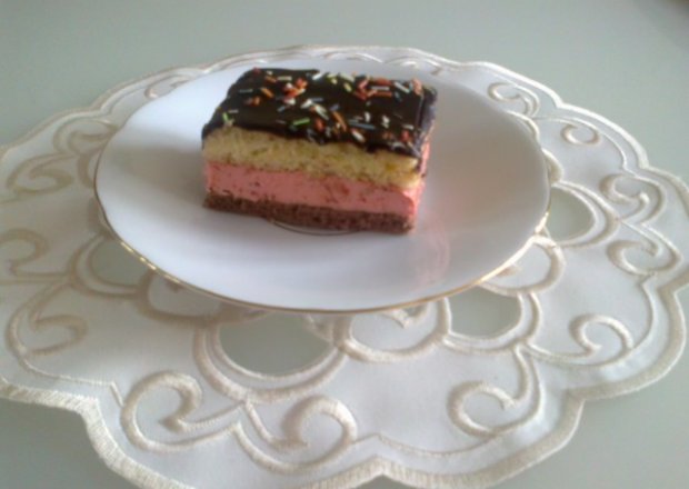 Fotografia przedstawiająca Ciasto biszkoptowe z masą truskawkową