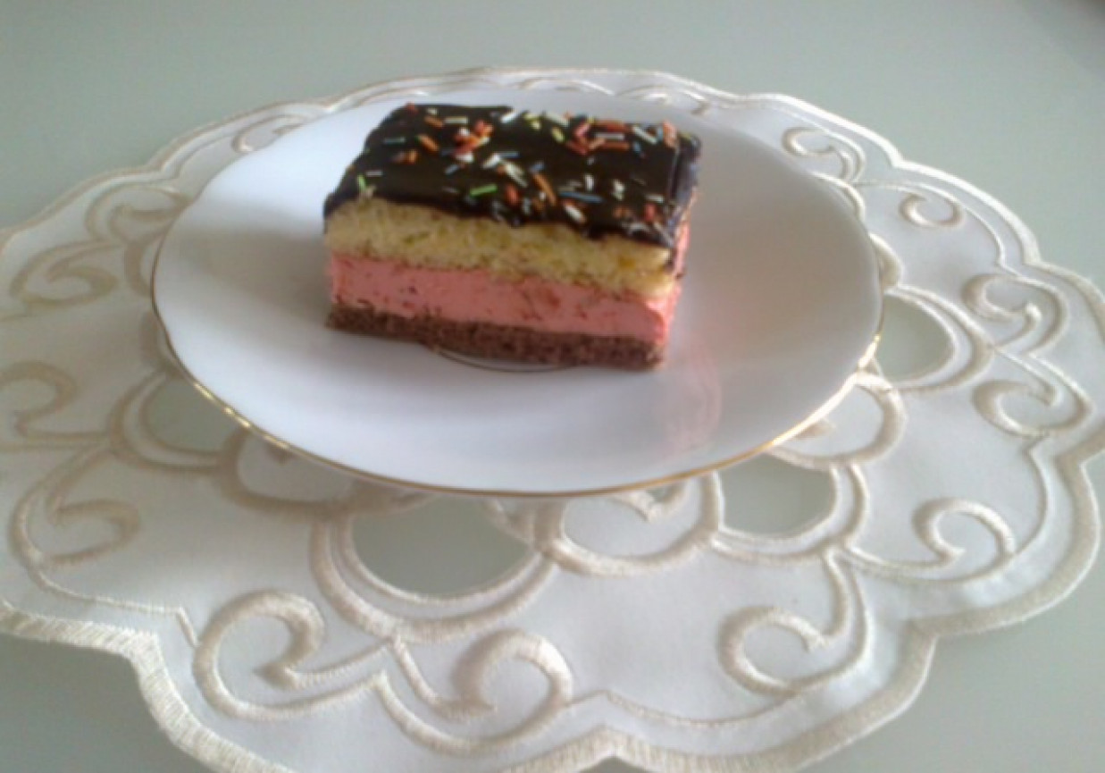Ciasto biszkoptowe z masą truskawkową foto