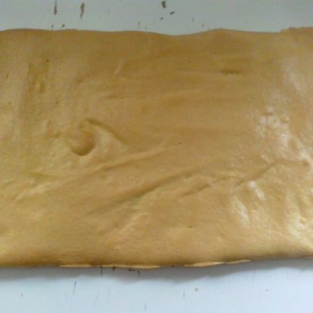 Krok 1 - Ciasto biszkoptowe z masą truskawkową foto