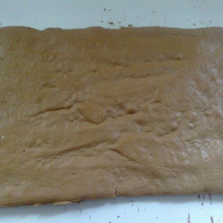 Krok 2 - Ciasto biszkoptowe z masą truskawkową foto