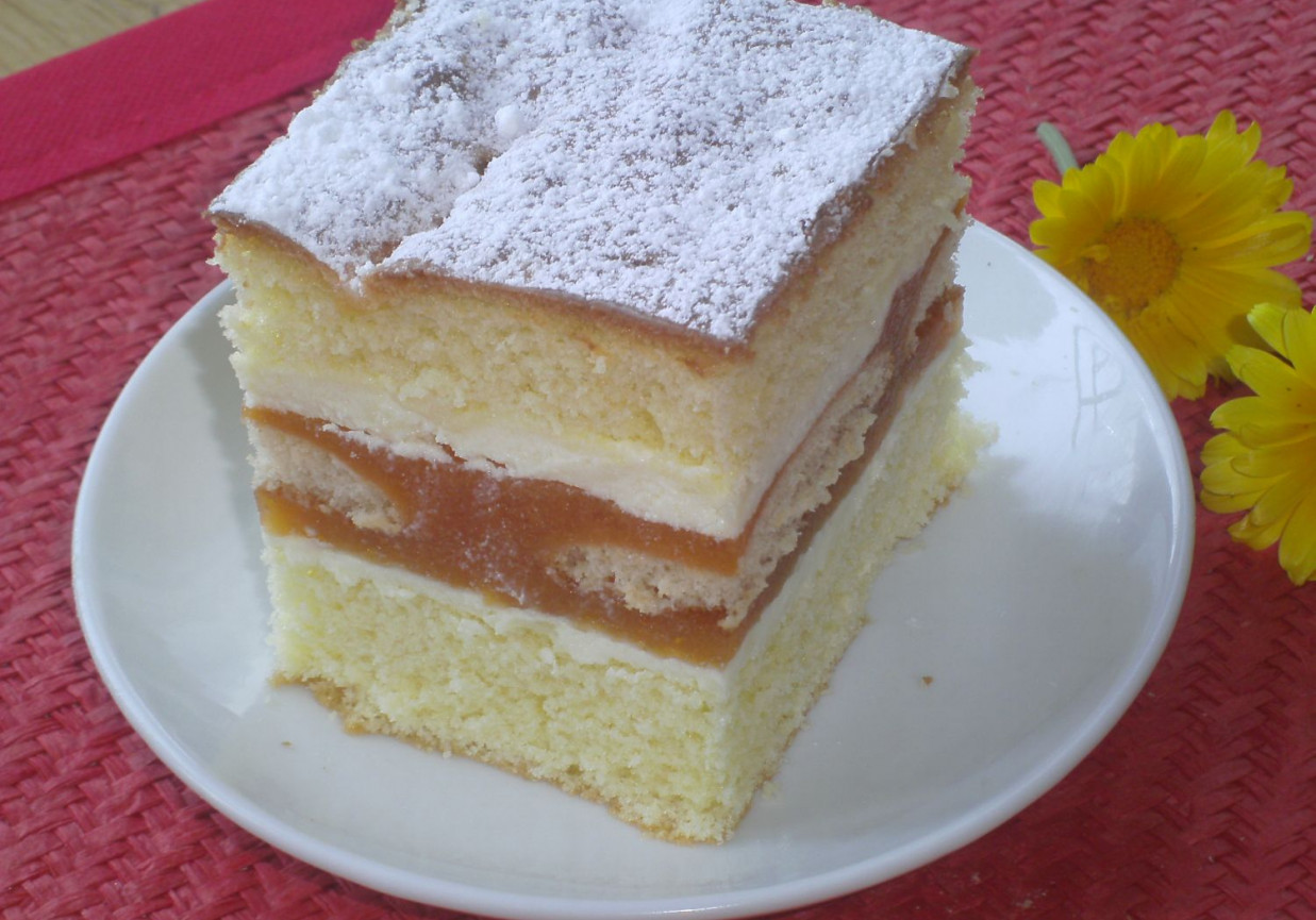 Ciasto biszkoptowe z musem brzoskwiniowym foto