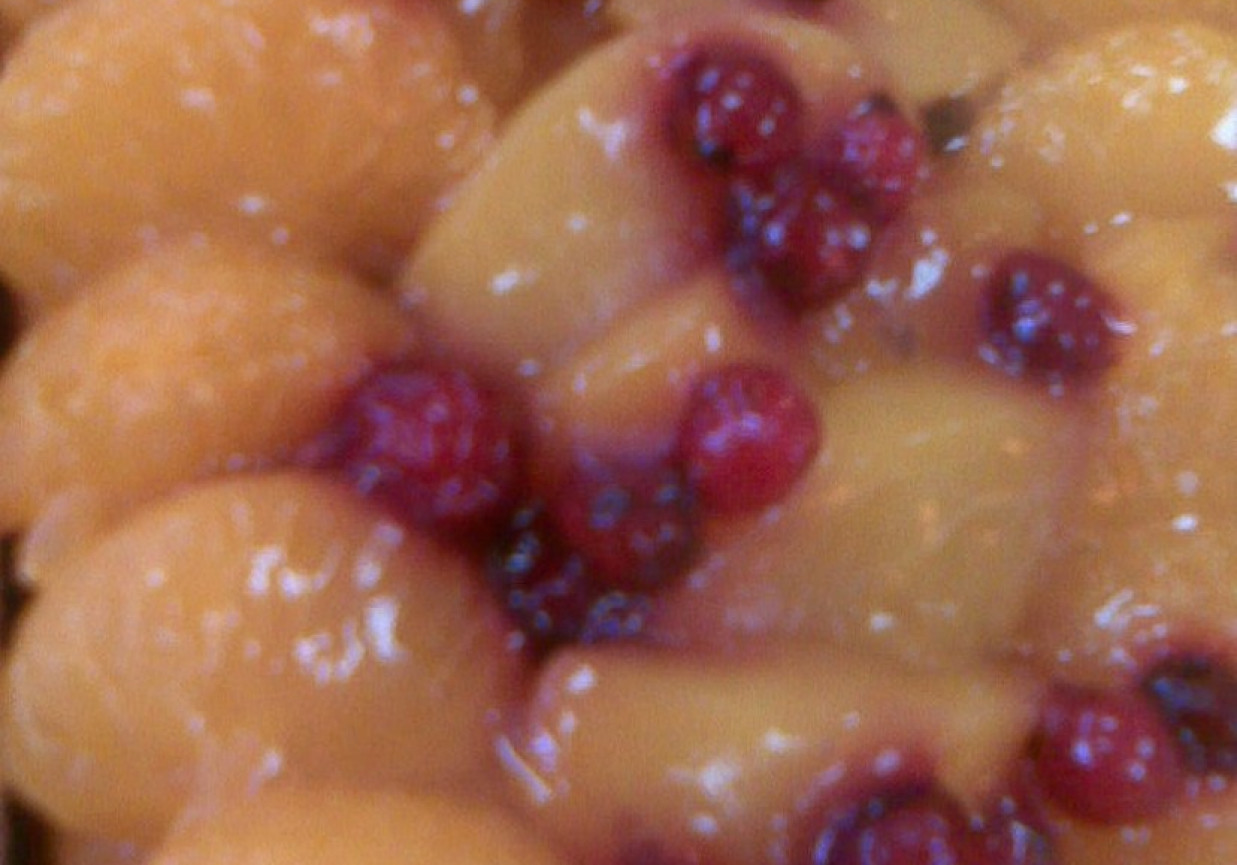 Ciasto biszkoptowe z owocami i galaretką foto