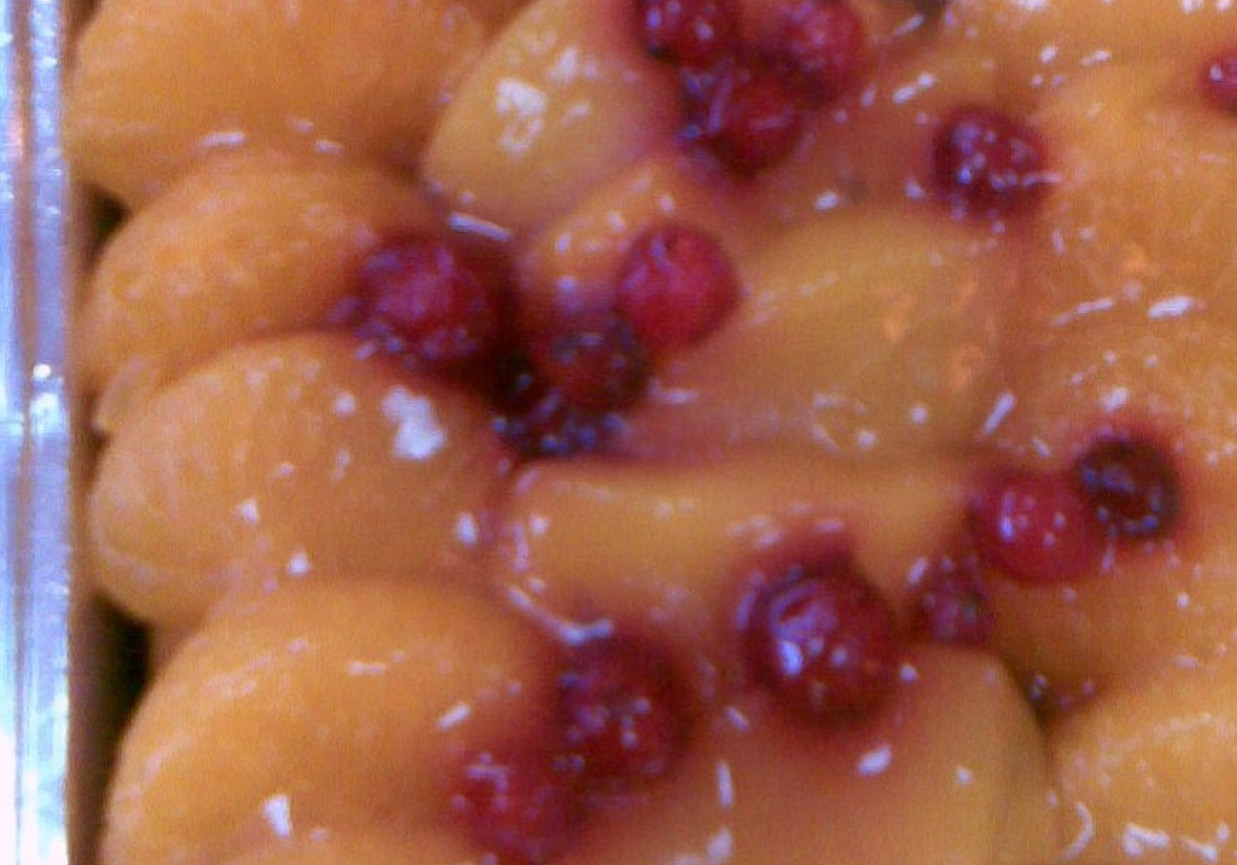 Ciasto biszkoptowe z owocami i galaretką foto