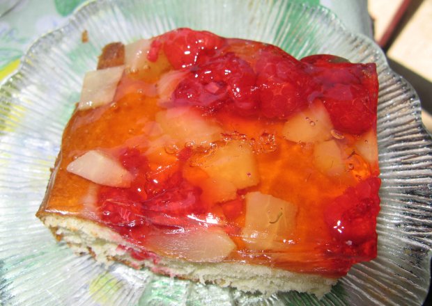 Fotografia przedstawiająca Ciasto biszkoptowe z owocami