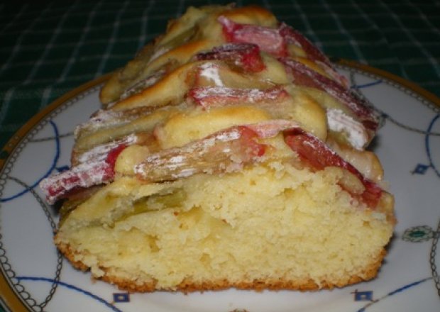 Fotografia przedstawiająca Ciasto biszkoptowe z rabarbarem