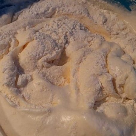 Krok 3 - Ciasto biszkoptowe z truskawkami 1 polewa czekoladową. foto