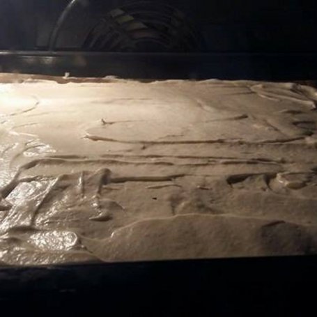 Krok 8 - Ciasto biszkoptowe z truskawkami 1 polewa czekoladową. foto