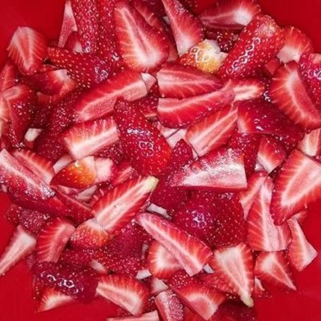 Krok 4 - Ciasto biszkoptowe z truskawkami 1 polewa czekoladową. foto