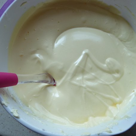 Krok 1 - Ciasto biszkoptowe z truskawkami i lekkim kremem. foto