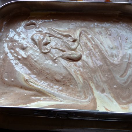Krok 2 - Ciasto biszkoptowe z truskawkami i lekkim kremem. foto