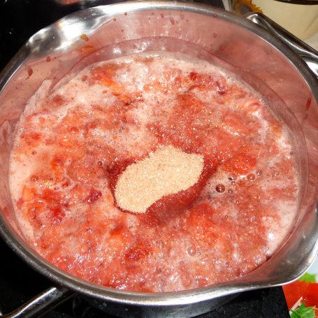 Krok 3 - Ciasto biszkoptowe z truskawkami i lekkim kremem. foto