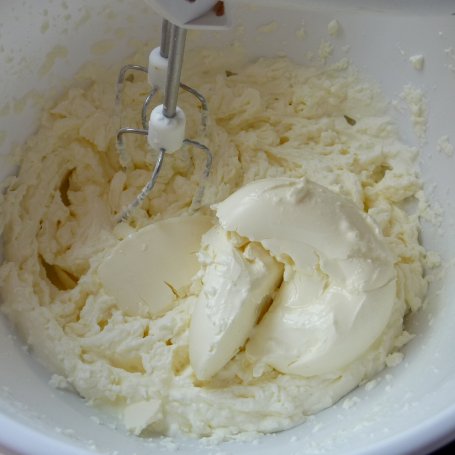 Krok 4 - Ciasto biszkoptowe z truskawkami i lekkim kremem. foto