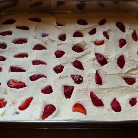 Krok 6 - Ciasto biszkoptowe z truskawkami i lekkim kremem. foto