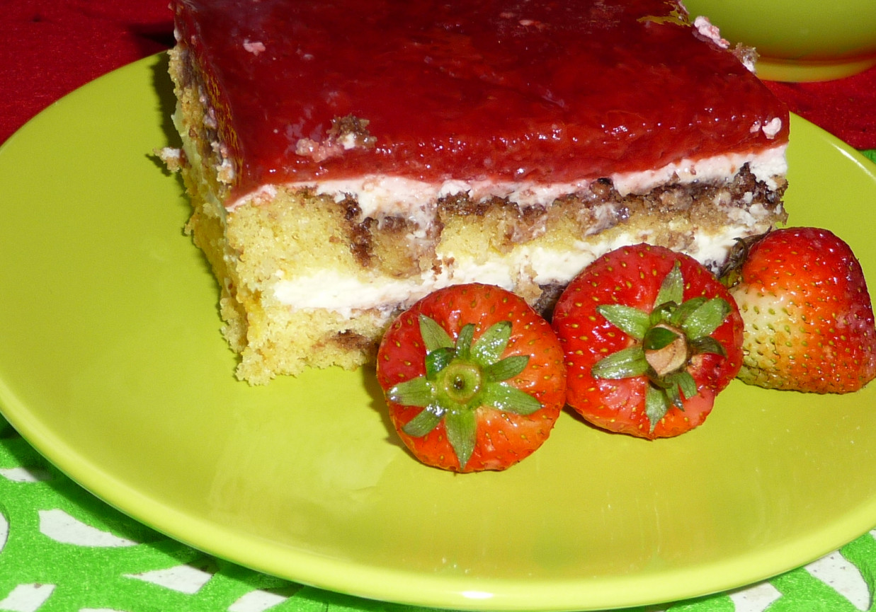 Ciasto biszkoptowe z truskawkami i lekkim kremem. foto