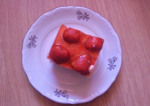 Fotografia przedstawiająca Ciasto biszkoptowe z truskawkami i masą ajerkoniakową