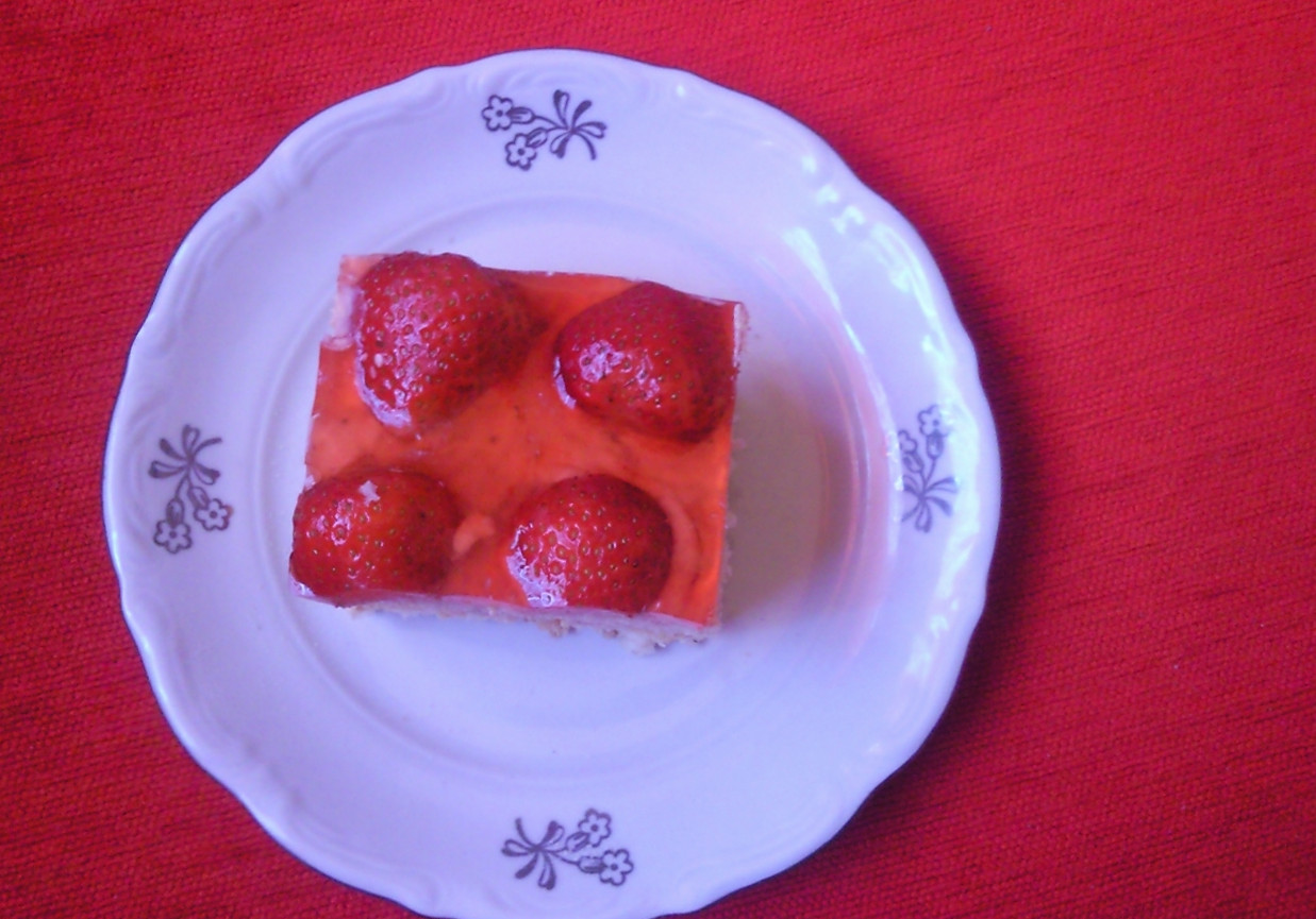 Ciasto biszkoptowe z truskawkami i masą ajerkoniakową foto