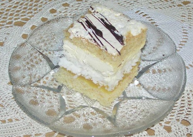 Fotografia przedstawiająca Ciasto biszkoptowe z wkładką kokosową