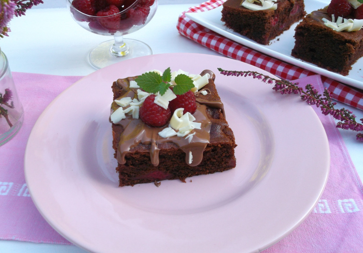 Ciasto brownie z malinami. foto