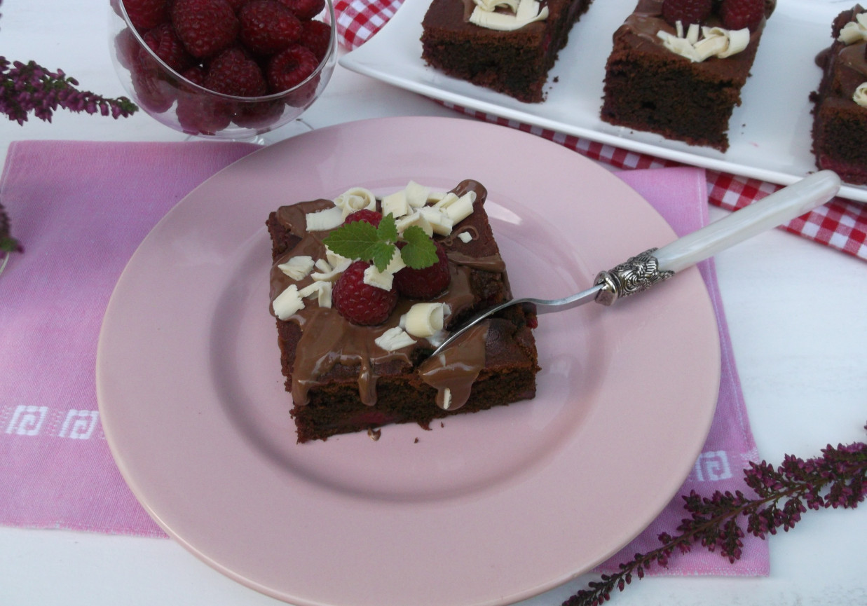 Ciasto brownie z malinami. foto