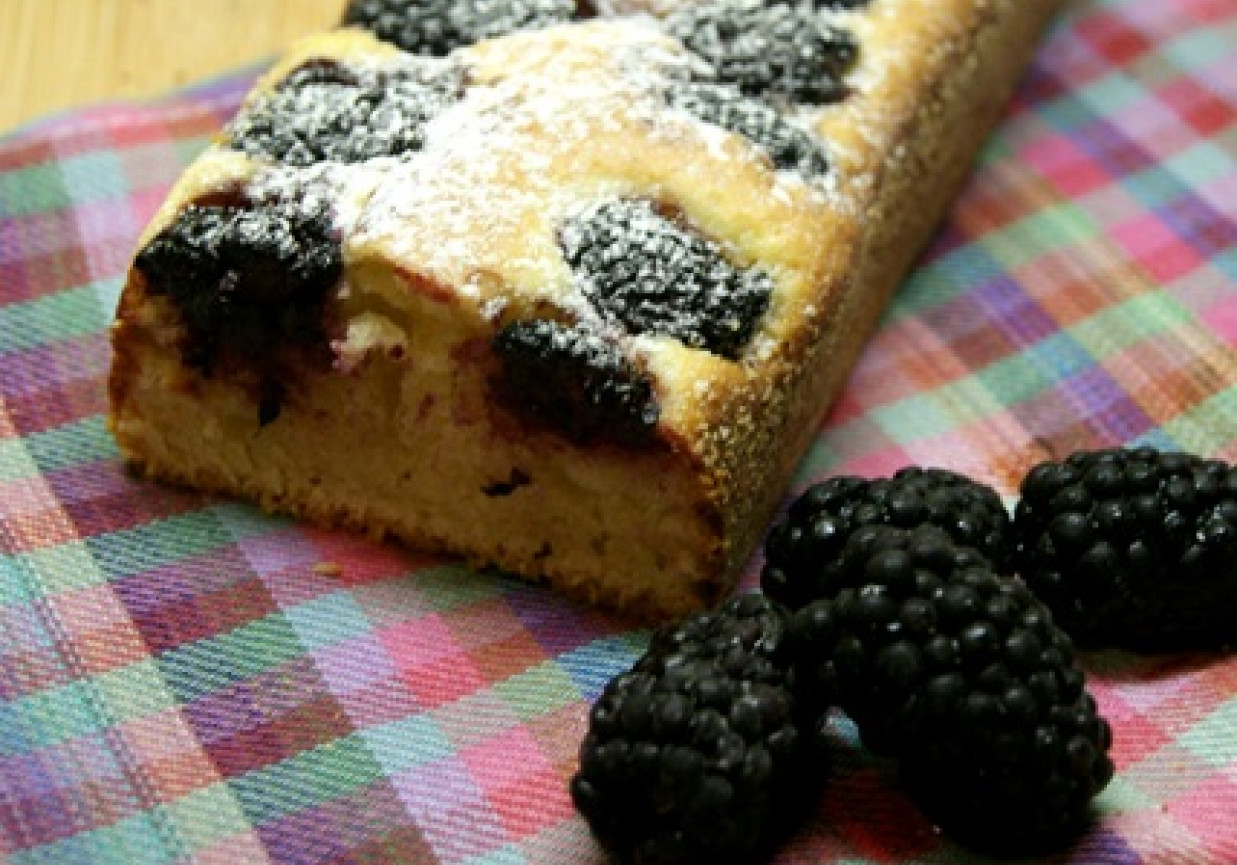 Ciasto brzoskwiniowe z jeżynami foto