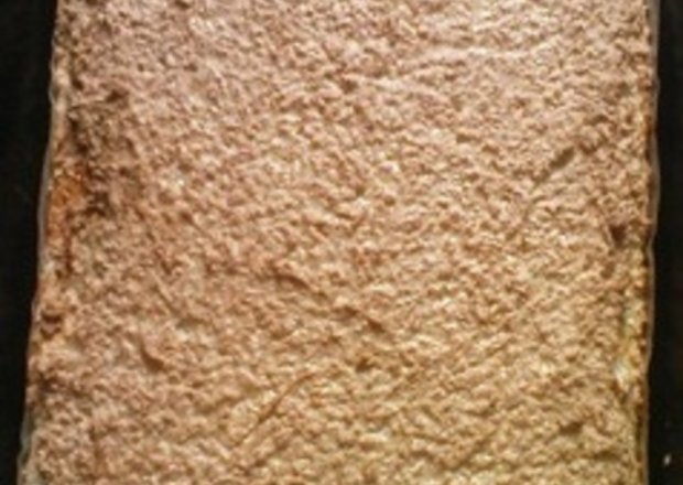 Fotografia przedstawiająca Ciasto brzoskwiniowe z puszki