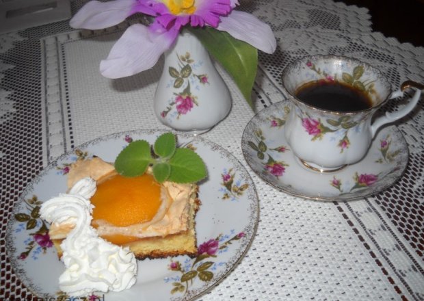 Fotografia przedstawiająca Ciasto brzoskwiniowe.