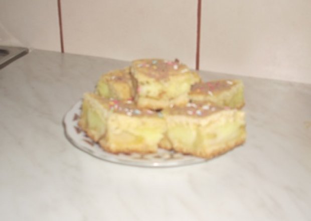 Fotografia przedstawiająca ciasto budyniowo-gruszkowe
