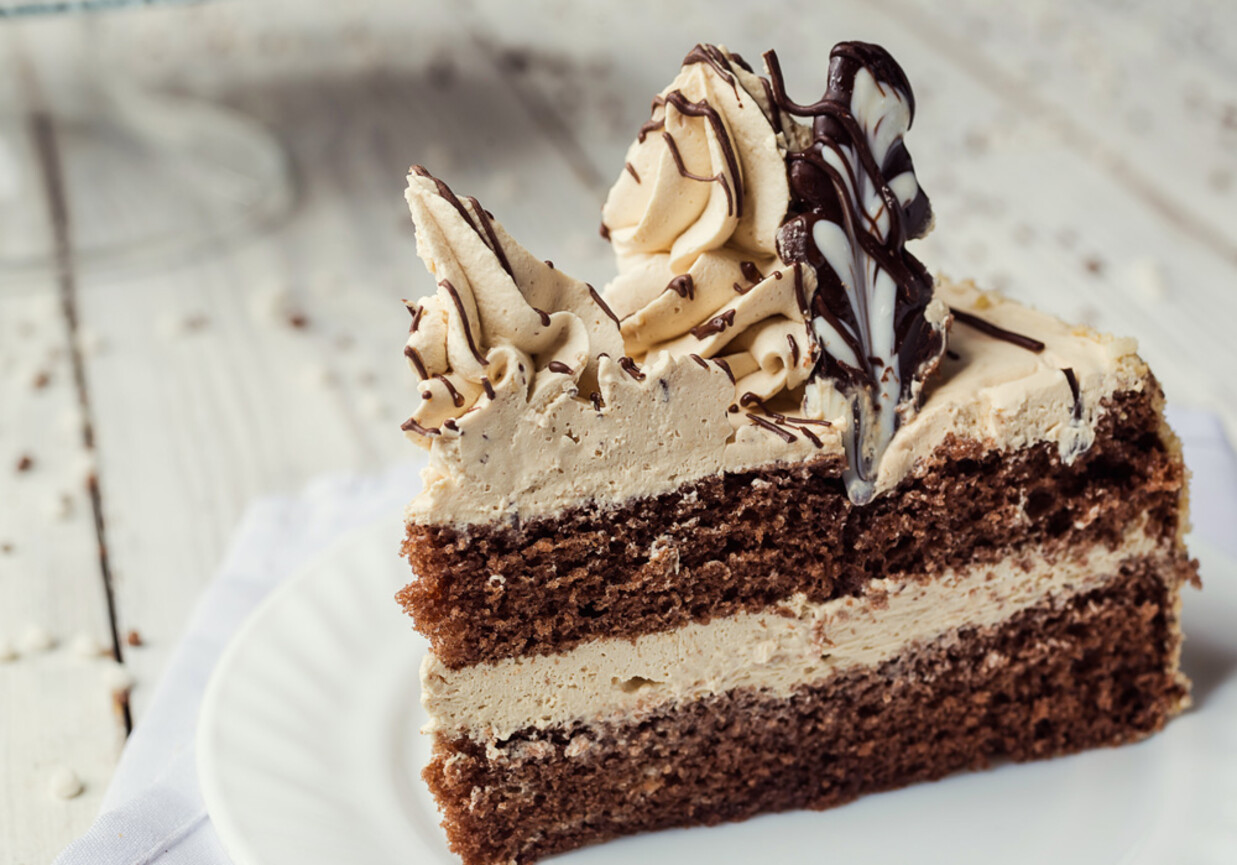 Ciasto chałwowe z bezami foto