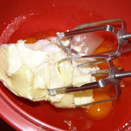 Krok 1 - ciasto chałwowe z truskawkami w galaretce i bitą śmietaną...  foto