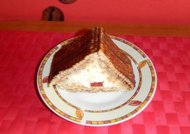 Fotografia przedstawiająca Ciasto "Chatka" z białym serem i herbatnikami bez pieczenia.