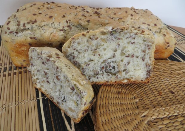 Fotografia przedstawiająca Ciasto chlebowe z ziarnami