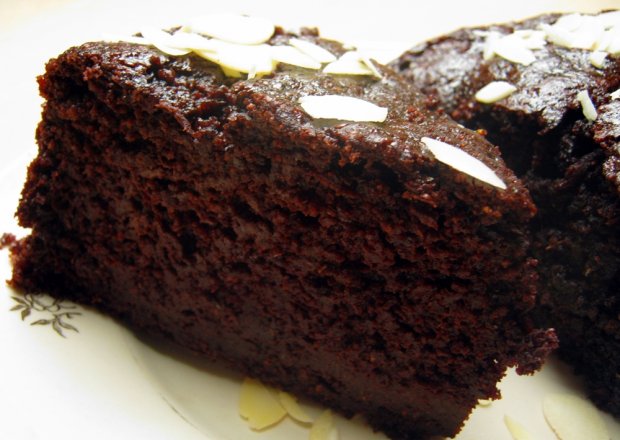Fotografia przedstawiająca Ciasto cukiniowe mocno czekoladowe
