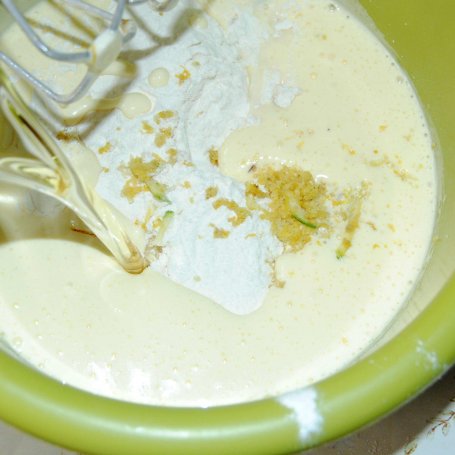 Krok 2 - Ciasto cukiniowe z cytrynową nutą foto