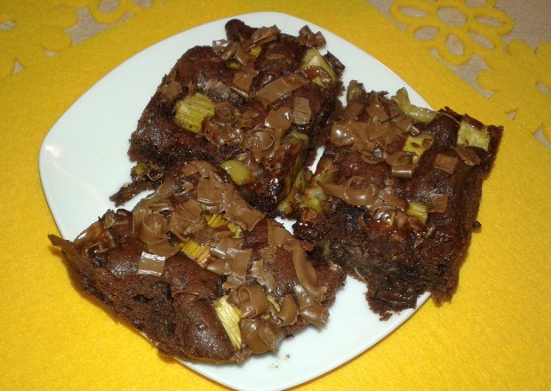 Fotografia przedstawiająca Ciasto cukiniowo - rabarbarowe z czekoladą