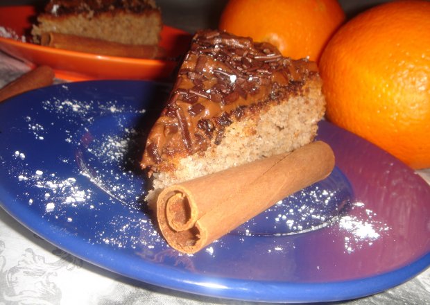 Fotografia przedstawiająca Ciasto cynamonowe z polewą czekoladową