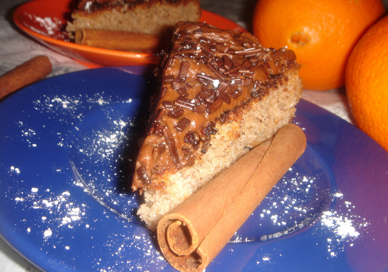 Ciasto cynamonowe z polewą czekoladową foto
