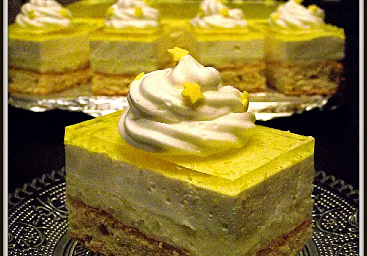 Ciasto cytrynowe z kremem i galaretką foto